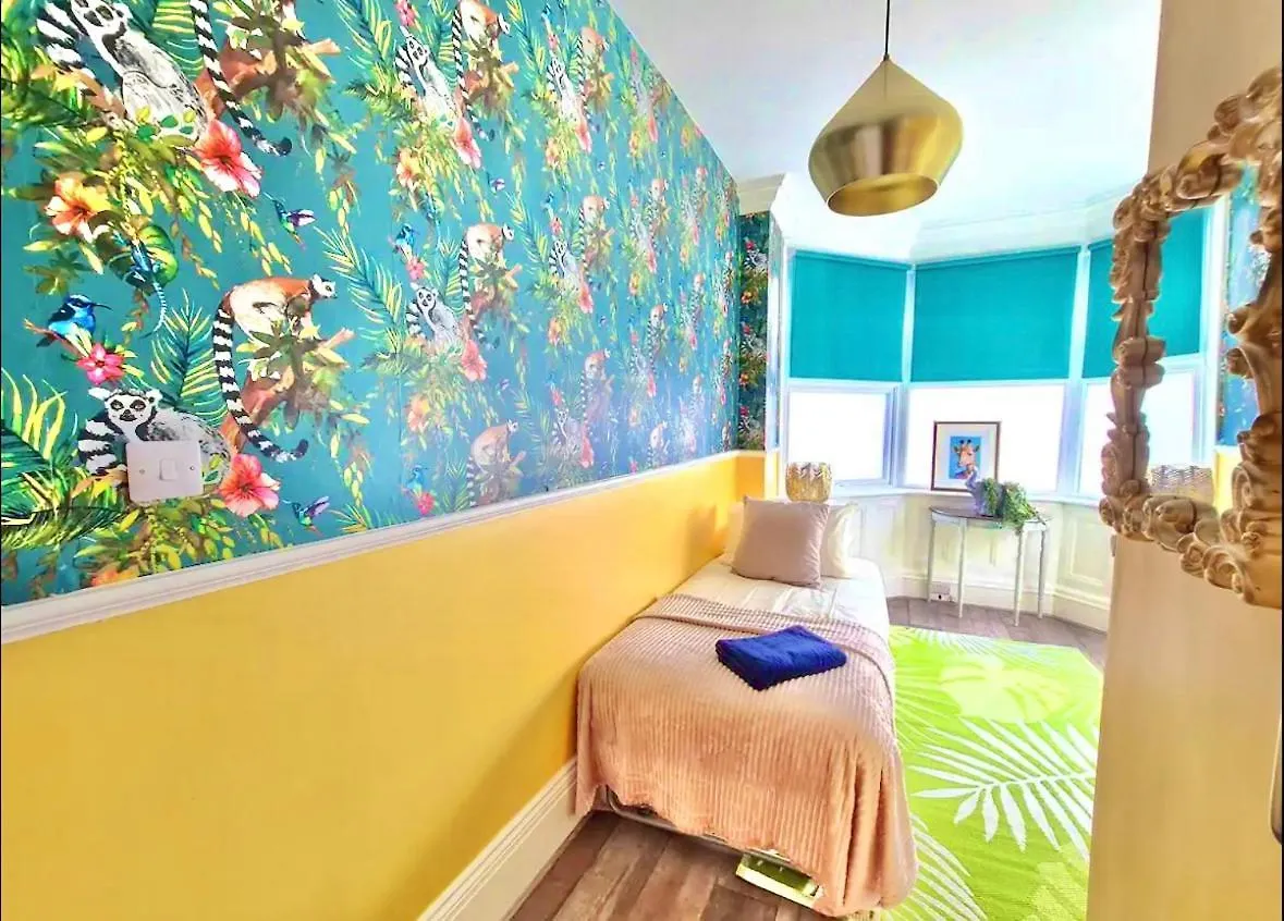 Yellow Lemur Apartment - Lemur Lodge - Short Stroll To The Beach - Free Wifi Bournemouth