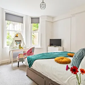 The Bank - Flat 1, Cosy, Bournemouth, Sleeps 4, 7 Min From The Beach, Pet Friendly, Parking, Wifi, Kitchen,washer,private Exit Apartment